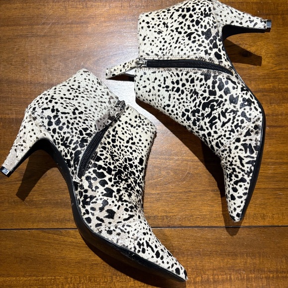 BOUTIQUE Matisse Black and White Ankle Booties with Bold Patternl - Picture 2 of 4